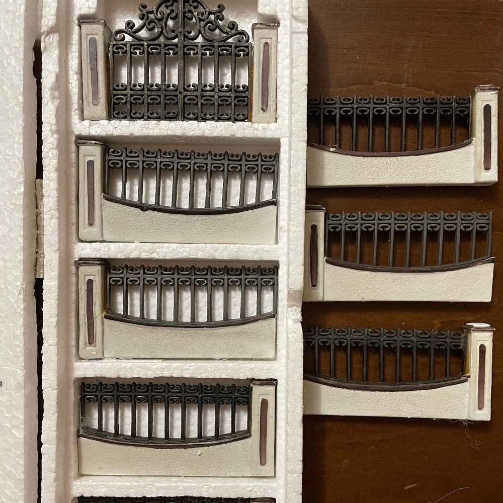 LEMAX(53153) 1995 SET OF IRON GATE AND WALL - BONUS 3 PIECES